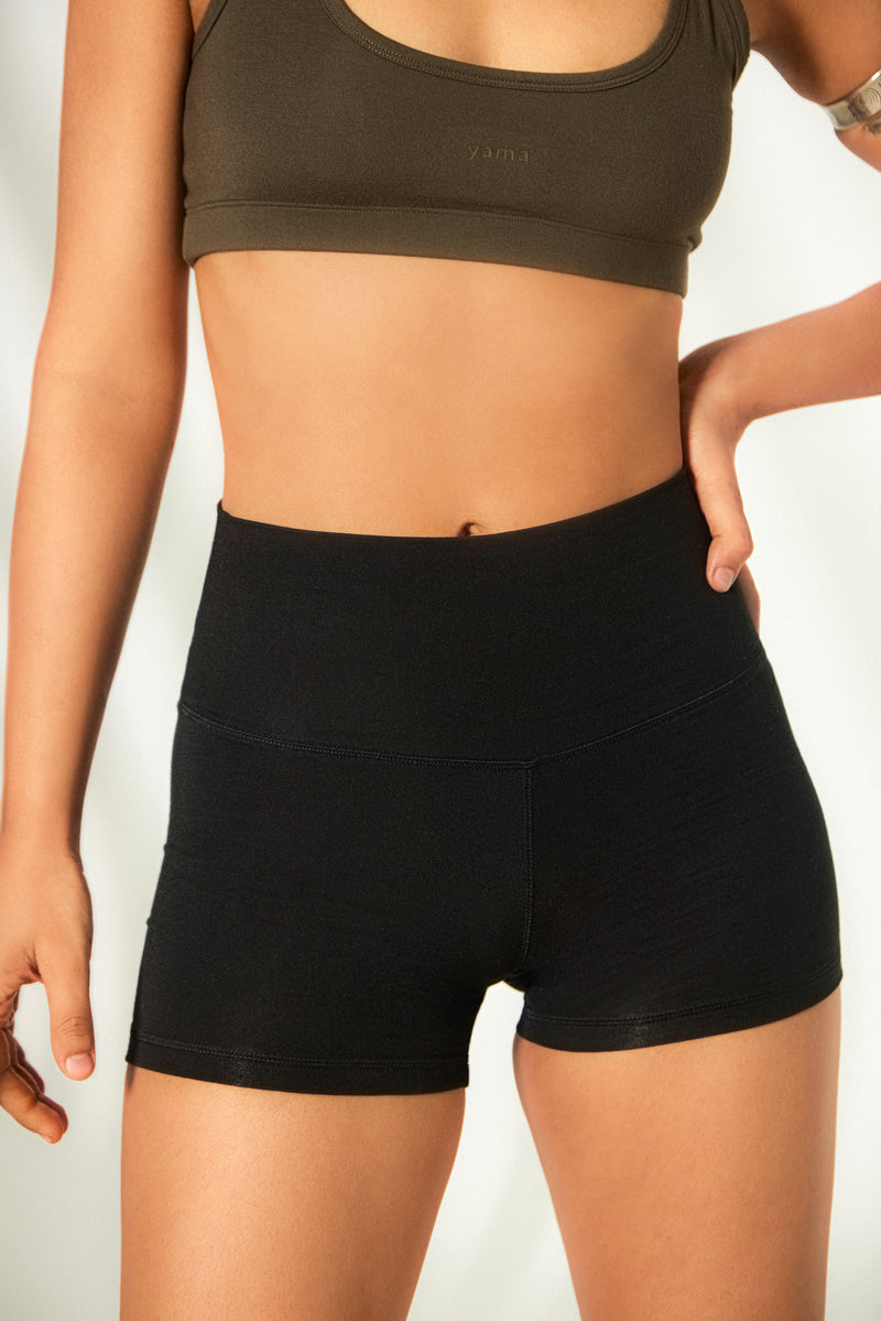 Aero Hot Shorts Midnight Black